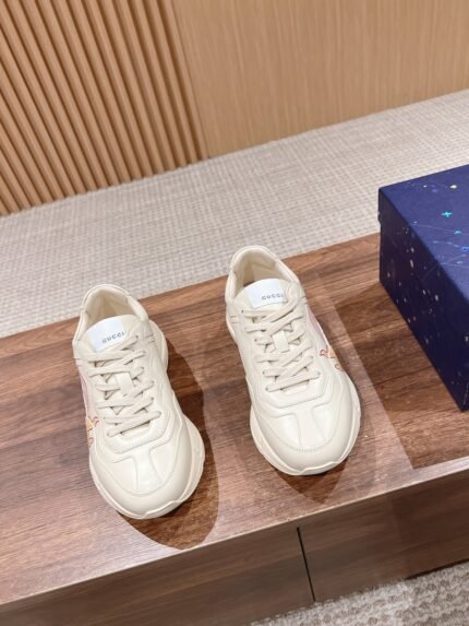 #Limited to women's code 𝗚𝘂𝗰𝗰𝗶# Products are constantly upgraded, both in kind, or pictures, are upgraded, quality does not increase the price, the more you do the closer the authentic Dongguan sources The highest version of Rhyton classic pops shoes series couples models Shoes with thick soles 5cm Size: women's shoes 35-39 men's shoes 39-44 High-end goods to differentiate the market in the upper version of the goods quality to see the actual shooting details in place original 1:1 molding big goods feel good weight standard main factory advantage source of goods Hao purchased dozens of authentic development of the official website synchronized with the launch of the new color fastest update color the most color The most important is that we dozens of color all the spot spot spot spot spot, the source of supply is very stable and assured that pushed! Quality details circled as follows (1) men's shoes with LOGO heel, women's shoes do not have LOGO, men's shoes toe go double line, women's shoes go single line (2) the bottom of the outsole bottom piece changed into a double-layer combination of the bottom (3) the face of the stitch with the original version of the same (4) the original version of the upper cowhide leather, lambskin lining (5) the sole of the shoes small holes in the TPU material plus wear-resistant foam (anti-wear cushioning) (6) upgraded high-quality colorfast 5D technology Computer synthetic printing technology (7) upgraded to do the old effect of the same effect of the original product (8) the original box of the original packaging supporting the upgraded outer box with the original version of the same chip (9) violet fluorescent anti-counterfeiting line violet fluorescent anti-counterfeiting line on the outside of the midsole line laser anti-counterfeiting insoles insole midsole fluorescent light under the two circles (10) different graffiti pattern leather color is different all the right version of the different patterns of the cloth markers are also different patterns of the different patterns of the different lining pattern is also different, and different leather color gradations are also different Ultimate Perfect (12) The midsole fabric is also our own molded two-color printing effect between the real and the virtual A few dollars of midsole fabric, but also to achieve the same version of the only one in the market (13) The outsole is the original version of the original private molded outsole convex and concave, the opposite version of the non-market common parallel soles (14) Anti-fake scanning code (15) There are too many details to be listed.