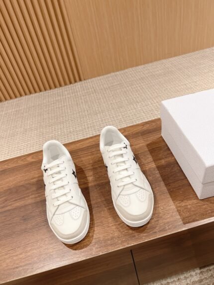 𝐂𝐡𝐫𝐢𝐬𝐭𝐢𝐚𝐧𝐃 𝐢𝐨𝐫#Dio 2024 new This Dio Star sneaker continues the timeless silhouette, crafted in white cowhide leather, so it will be especially comfortable on the foot Oh Decorated with the same tone suede inlaid metal star decorated with lace eyelets to elevate the style of the grunge style light with the "Christian Dio" logo thin sole, suitable for all seasons, can be combined with a variety of casual styling, adding the finishing touch Classic and ultra-durable Upper cowhide leather splicing Original TPU outsole Size: 35-41 (40/41 customized non-returnable)