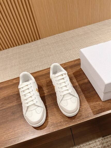 𝐂𝐡𝐫𝐢𝐬𝐭𝐢𝐚𝐧𝐃 𝐢𝐨𝐫#Dio 2024 new This Dio Star sneaker continues the timeless silhouette, crafted in white cowhide leather, so it will be especially comfortable on the foot Oh Decorated with the same tone suede inlaid metal star decorated with lace eyelets, elevated style lightweight collocation "Christian Dio" logo thin sole, suitable for all seasons, can be combined with a variety of casual styling, adding the finishing touch Classic and ultra-durable Upper cowhide leather splicing Original TPU outsole Size: 35-41 (40/41 customized non-returnable)