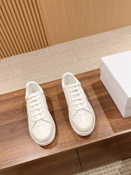 𝐂𝐡𝐫𝐢𝐬𝐭𝐢𝐚𝐧𝐃 𝐢𝐨𝐫#Dio 2024 new This Dio Star sneaker continues the timeless silhouette, crafted in white cowhide leather, so it will be especially comfortable on the foot Oh Decorated with the same tone suede inlaid metal star decorated with lace eyelets to elevate the style of the grunge style light with the "Christian Dio" logo thin sole, suitable for all seasons, can be combined with a variety of casual styling, adding the finishing touch Classic and ultra-durable Upper cowhide leather splicing Original TPU outsole Size: 35-41 (40/41 customized non-returnable)