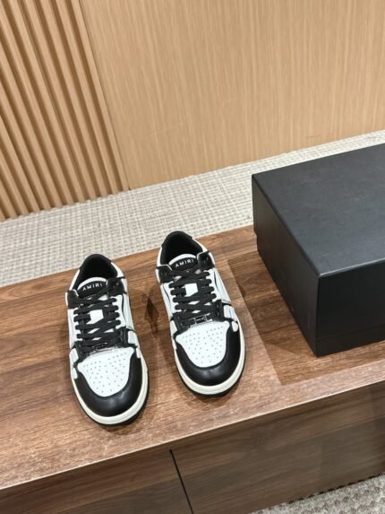 𝐀𝐌𝐈𝐑𝐈# Emile Fried Street Explosion Bone Shoes Casual Sneakers This niche boardshorts is really Jedi Jedi son in situ sealing God! Simple but not simple The overall style is particularly clean on the foot giant good match! The upper of this shoe is more complex workmanship, many details to be very in place, exclusive molded TPU outsole upper side bones using two cowhide lamination processing stereo sense of better leather incision are oil edge processing Customized metal LOGO nameplate and hangtag Size: 35-46M