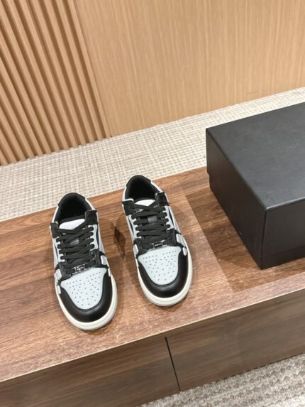 𝐀𝐌𝐈𝐑𝐈# Emile Fried Street Explosion Bone Shoes Casual Sneakers This niche boardshorts is really Jedi Jedi son in situ sealing God! Simple but not simple The overall style is particularly clean on the foot giant good match! The upper of this shoe is more complex workmanship, many details to be very in place, exclusive molded TPU outsole upper side bones using two cowhide lamination processing stereo sense of better leather incision are oil edge processing Customized metal LOGO nameplate and hangtag Size: 35-46M