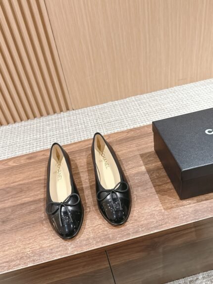 𝐂𝐇𝐀𝐍𝐄𝐋# Chanel Perpetual Classic Bow Round Toe Ballet Shoes Good quality is not much to do to really do casually in and out of the counter without pressure Whether the last type, the leather material selection, manufacturing process are Genuine technology, very careful specific imported mixed breed sheepskin imported sheepskin (sweat-absorbent soft) Italy special A leather bottom (not the market ordinary thin bottom) Size: 35-39 (40 customized non-returnable)n