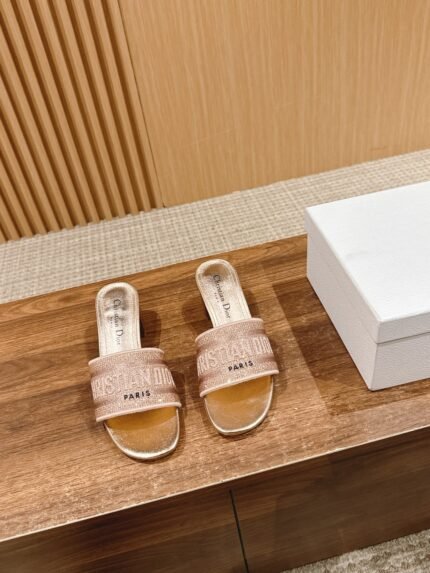 𝐃𝐈𝐎𝐑 Dior spring and summer new upgraded embroidery slippers, these slippers are really good to wear and look good, this year's color is really super beautiful, each color want to enter invincible white Leather outsole Size:35-39 🉑 customized size 40-42