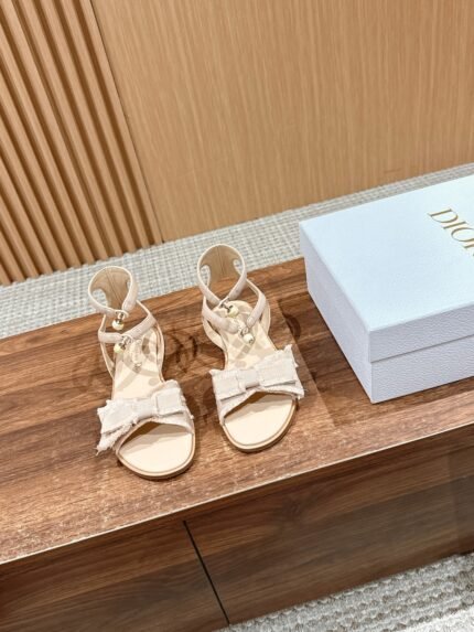 𝐂𝐡𝐫𝐢𝐬𝐭𝐢𝐚𝐧 𝐃 𝐢𝐨𝐫 𝐀𝐝𝐢𝐨𝐫𝐚𝐛 𝐥𝐞# Dior Spring/Summer 2024 New Flat Sandals nnThe Adiorable sandals are new to the Spring/Summer 2024 Ready-to-Wear collection, with a stylish and elegant black/nude tasseled grosgrain upper, a deconstructed bow on the front, and an ankle strap accented with a cowhide leather strap of the same hue, adorned with two white resin bead embellishments and CDs. Logo can be paired with a variety of this season's items to create an elegant lookn front adorned with a bow CD logo resin bead embellishment lace-upnn Sheepskin lining Imported leather outsole nSize: 35-39 (40 made to order non-returnable)