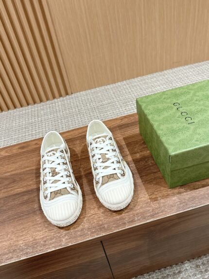 𝐆𝐮𝐜𝐜𝐢 𝟮𝟬𝟮𝟰/ 𝐬𝐬# Gucci latest models spring and summer hottest denim canvas shoes casual flat shoes Denim denim canvas surface/classic double G old flower fabric Breathable cloth lining, the middle layer of the paste PU leather/inside and outside the fabric will not be wrinkled Cowboy tassel design/embroidered Logo original molded outsoles Size: 35-39 (40 custom-made non-returnable)