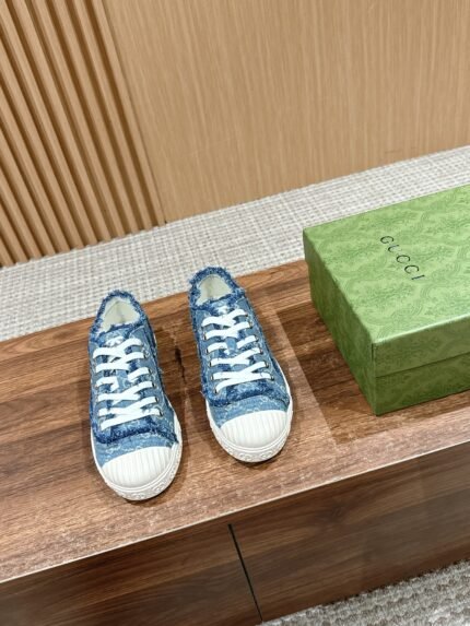 𝐆𝐮𝐜𝐜𝐢 𝟮𝟬𝟮𝟰/ 𝐬𝐬# Gucci latest models spring and summer hottest denim canvas shoes casual flat shoes Denim denim canvas surface/classic double G old flower fabric Breathable cloth lining, the middle layer of the paste PU leather/inside and outside the fabric will not be wrinkled Cowboy tassel design/embroidered Logo original molded outsoles Size: 35-39 (40 custom-made non-returnable)