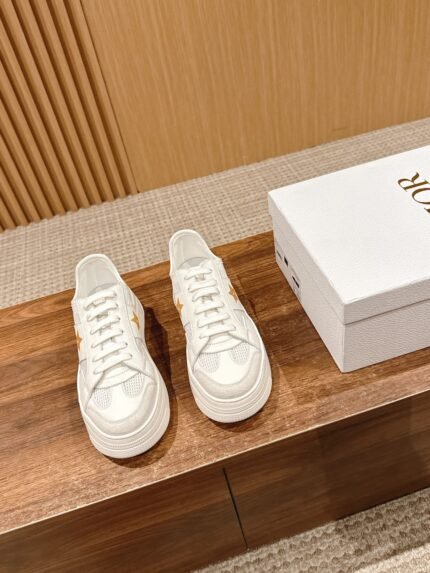 𝐂𝐇𝐑𝐈𝐒𝐓𝐈𝐀𝐍 𝐃 𝐈𝐎𝐑# Dior spring and summer CD muffin thick bottom casual sneakers white shoes! nn crafted in green and white smooth cowhide leather, decorated with a white pentagram ⭐ printed logo on the side, tongue, sole and back side decorated with a variety of characteristic details to enhance the style, while eyelet details, seized surface line and rubber inserts are highlighting its sporty style dynamic charm, can be matched with a variety of outfits to create a sophisticated 😋nn▪ Upper made of the original customized calfskin leather nn▪ Inside the cushioned foot of the original imported breathable cloth n▪Original molded TPU rubber outsole outsolen▪Sole thickness: about 5.5cmn▪Yardage: 35-40 (40/41 customized non-returnable)
