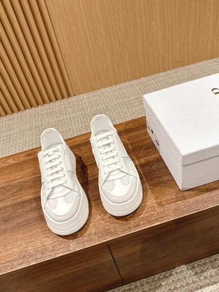 𝐂𝐇𝐑𝐈𝐒𝐓𝐈𝐀𝐍 𝐃 𝐈𝐎𝐑# Dior spring and summer CD muffin thick bottom casual sneakers white shoes! nn crafted in green and white smooth cowhide leather, decorated with a white pentagram ⭐ printed logo on the side, tongue, sole and back side decorated with a variety of characteristic details to enhance the style, while eyelet details, seized surface line and rubber inserts are highlighting its sporty style dynamic charm, can be matched with a variety of outfits to create a sophisticated 😋nn▪ Upper made of the original customized calfskin leather nn▪ Inside the cushioned foot of the original imported breathable cloth n▪Original molded TPU rubber outsole outsolen▪Sole thickness: about 5.5cmn▪Yardage: 35-40 (40/41 customized non-returnable)