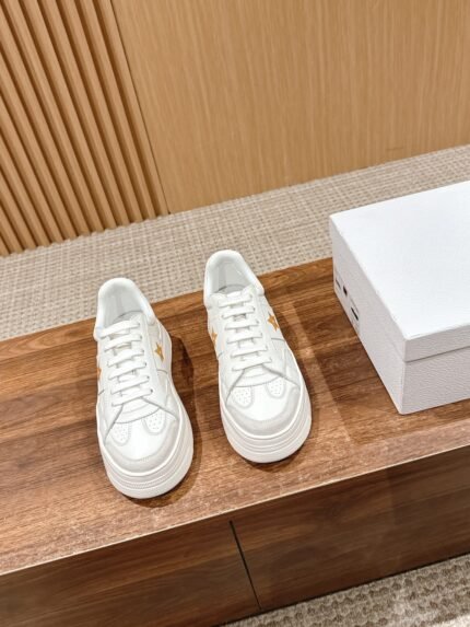 𝐂𝐇𝐑𝐈𝐒𝐓𝐈𝐀𝐍 𝐃 𝐈𝐎𝐑# Dior spring and summer CD muffin thick bottom casual sneakers white shoes! nn crafted in green and white smooth cowhide leather, decorated with a white pentagram ⭐ printed logo on the side, tongue, sole and back side decorated with a variety of characteristic details to enhance the style, while eyelet details, seized surface line and rubber inserts are highlighting its sporty style dynamic charm, can be matched with a variety of outfits to create a sophisticated 😋nn▪ Upper made of the original customized calfskin leather nn▪ Inside the cushioned foot of the original imported breathable cloth n▪Original molded TPU rubber outsole outsolen▪Sole thickness: about 5.5cmn▪Yardage: 35-40 (40/41 customized non-returnable)