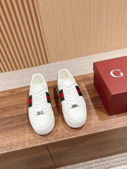 𝙂𝙪𝙘𝙘𝙞 𝘼𝙘𝙚# Gucci new thick-soled bee white shoes Couple's models of casual sneakersnAce Series of sneakers to continue the brand's narrative, craftsmanship to achieve the main single product of the new series presents the characteristics of low-top design, with chic details, a new interpretation of the sneaker version of the lace-up fixation with "ACE" metal tag, thickening the construction of the exquisite molding of a sturdy shoe Gucci classic red and green stripes webbing makes the whole design more attractive n Distribution Counter Beautifully packaged 🛍📦n▪️Fabric: Original Imported First Layer Cowhide n▪️Lining: Original Customized Soft Sheepskin n▪️Sole: Original Molded TPU Slip Resistant Outsole n▪️Sole Thickness: 3CM n▪️Size: Women's 35-40 n/ Men's 39-45