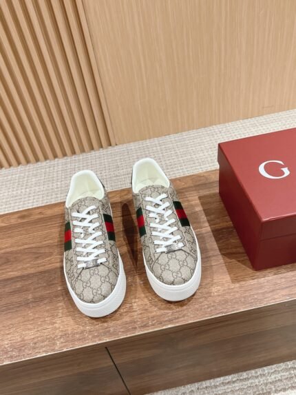 𝙂𝙪𝙘𝙘𝙞 𝘼𝙘𝙚# Gucci new thick-soled bee white shoes Couple's models of casual sneakersnAce Series of sneakers to continue the brand's narrative, craftsmanship to achieve the main single product of the new series presents the characteristics of low-top design, with chic details, a new interpretation of the sneaker version of the lace-up fixation with "ACE" metal tag, thickening the construction of the exquisite molding of a sturdy shoe Gucci classic red and green stripes webbing makes the whole design more attractive n Distribution Counter Beautifully packaged 🛍📦n▪️Fabric: Original Imported First Layer Cowhide n▪️Lining: Original Customized Soft Sheepskin n▪️Sole: Original Molded TPU Slip Resistant Outsole n▪️Sole Thickness: 3CM n▪️Size: Women's 35-40 n/ Men's 39-45