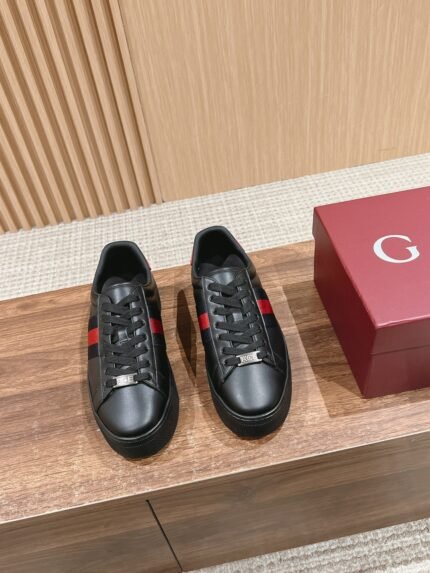 𝙂𝙪𝙘𝙘𝙞 𝘼𝙘𝙚# Gucci new thick-soled bee white shoes Couple's models of casual sneakersnAce Series of sneakers to continue the brand's narrative, craftsmanship to achieve the main single product of the new series presents the characteristics of low-top design, with chic details, a new interpretation of the sneaker version of the lace-up fixation with "ACE" metal tag, thickening the structure of the exquisite molding of a sturdy shoe Gucci classic red and green stripes webbing makes the whole design more charming n Distribution Counter Beautifully packaged 🛍📦n▪️Fabric: Original Imported First Layer Cowhide Leathern▪️Lining: Original Customized Soft Sheepskinn▪️Sole: Original Molded TPU Slip Resistant Outsolen▪️Thickness of Sole: 3CMn▪️Size: Woman's 35-40 n/ Man's 39-45