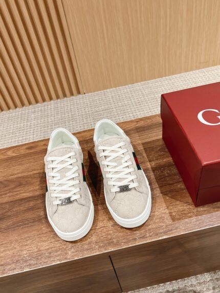 𝙂𝙪𝙘𝙘𝙞 𝘼𝙘𝙚# Gucci new white shoes couples models casual sneakers nAce series sneakers Continuing the brand's narrative, craftsmanship to achieve the main products of the new series presents the characteristics of the low-top design, with chic details, a new interpretation of the sneaker version of the lace-up fastening decorated with "ACE" metal tag, thickening the structure of the exquisite molding of a sturdy shoe Gucci classic red and green stripes webbing makes the whole design more attractive n Delivery Exclusive exquisite packaging 🛍📦n▪️Fabric: Original Imported First Layer Cowhiden▪️Lining: Original Customized Soft Sheepskinn▪️Sole: Original Molded TPU Slip Resistant Outsolen▪️Sole Thickness: 3CMn▪️Size: Women's 35-40 n/ Men's 39-45
