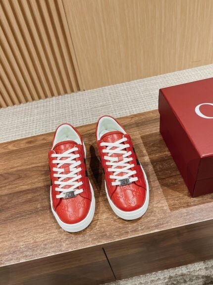 𝙂𝙪𝙘𝙘𝙞 𝘼𝙘𝙚# Gucci new white shoes couples models casual sneakers nAce series sneakers Continuing the brand's narrative, craftsmanship to achieve the main products of the new series presents the characteristics of the low-top design, with chic details, a new interpretation of the sneaker version of the lace-up fastening decorated with "ACE" metal tag, thickening the structure of the exquisite molding of a sturdy shoe Gucci classic red and green stripes webbing makes the whole design more attractive n Delivery Exclusive exquisite packaging 🛍📦n▪️Fabric: Original Imported First Layer Cowhiden▪️Lining: Original Customized Soft Sheepskinn▪️Sole: Original Molded TPU Slip Resistant Outsolen▪️Sole Thickness: 3CMn▪️Size: Women's 35-40 n/ Men's 39-45