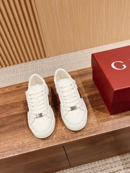 𝙂𝙪𝙘𝙘𝙞 𝘼𝙘𝙚# Gucci new white shoes couples models casual sneakers nAce series sneakers Continuing the brand's narrative, craftsmanship to achieve the main products of the new series presents the characteristics of the low-top design, with chic details, a new interpretation of the sneaker version of the lace-up fastening decorated with "ACE" metal tag, thickening the structure of the exquisite molding of a sturdy shoe Gucci classic red and green stripes webbing makes the whole design more attractive n Delivery Exclusive exquisite packaging 🛍📦n▪️Fabric: Original Imported First Layer Cowhiden▪️Lining: Original Customized Soft Sheepskinn▪️Sole: Original Molded TPU Slip Resistant Outsolen▪️Sole Thickness: 3CMn▪️Size: Women's 35-40 n/ Men's 39-45