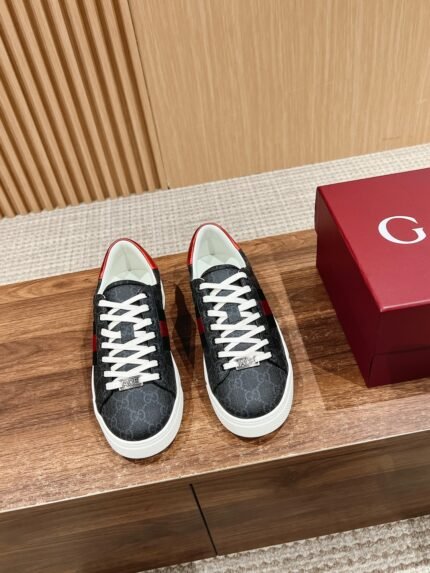 𝙂𝙪𝙘𝙘𝙞 𝘼𝙘𝙚# Gucci new white shoes couples models casual sneakers nAce series sneakers Continuing the brand's narrative, craftsmanship to achieve the main products of the new series presents the characteristics of the low-top design, with chic details, a new interpretation of the sneaker version of the lace-up fastening decorated with "ACE" metal tag, thickening the structure of the exquisite molding of a sturdy shoe Gucci classic red and green stripes webbing makes the whole design more attractive n Delivery Exclusive exquisite packaging 🛍📦n▪️Fabric: Original Imported First Layer Cowhiden▪️Lining: Original Customized Soft Sheepskinn▪️Sole: Original Molded TPU Slip Resistant Outsolen▪️Sole Thickness: 3CMn▪️Size: Women's 35-40 n/ Men's 39-45