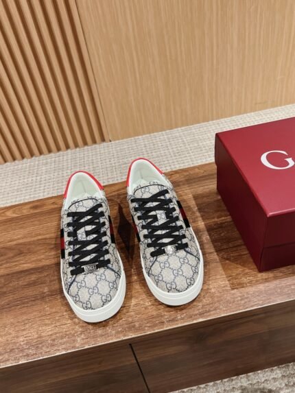 𝙂𝙪𝙘𝙘𝙞 𝘼𝙘𝙚# Gucci new white shoes couples models casual sneakers nAce series sneakers Continuing the brand's narrative, craftsmanship to achieve the main products of the new series presents the characteristics of the low-top design, with chic details, a new interpretation of the sneaker version of the lace-up fastening decorated with "ACE" metal tag, thickening the structure of the exquisite molding of a sturdy shoe Gucci classic red and green stripes webbing makes the whole design more attractive n Delivery Exclusive exquisite packaging 🛍📦n▪️Fabric: Original Imported First Layer Cowhiden▪️Lining: Original Customized Soft Sheepskinn▪️Sole: Original Molded TPU Slip Resistant Outsolen▪️Sole Thickness: 3CMn▪️Size: Women's 35-40 n/ Men's 39-45