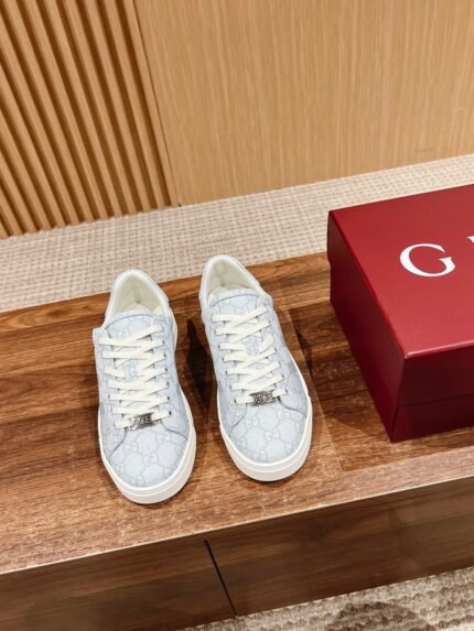 𝙂𝙪𝙘𝙘𝙞 𝘼𝙘𝙚# Gucci new white shoes couples models casual sneakers nAce series sneakers Continuing the brand's narrative, craftsmanship to achieve the main products of the new series presents the characteristics of the low-top design, with chic details, a new interpretation of the sneaker version of the lace-up fastening decorated with "ACE" metal tag, thickening the structure of the exquisite molding of a sturdy shoe Gucci classic red and green stripes webbing makes the whole design more attractive n Delivery Exclusive exquisite packaging 🛍📦n▪️Fabric: Original Imported First Layer Cowhiden▪️Lining: Original Customized Soft Sheepskinn▪️Sole: Original Molded TPU Slip Resistant Outsolen▪️Sole Thickness: 3CMn▪️Size: Women's 35-40 n/ Men's 39-45
