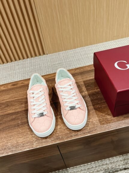 𝙂𝙪𝙘𝙘𝙞 𝘼𝙘𝙚# Gucci new white shoes couples models casual sneakers nAce series sneakers Continuing the brand's narrative, craftsmanship to achieve the main products of the new series presents the characteristics of the low-top design, with chic details, a new interpretation of the sneaker version of the lace-up fastening decorated with "ACE" metal tag, thickening the structure of the exquisite molding of a sturdy shoe Gucci classic red and green stripes webbing makes the whole design more attractive n Delivery Exclusive exquisite packaging 🛍📦n▪️Fabric: Original Imported First Layer Cowhiden▪️Lining: Original Customized Soft Sheepskinn▪️Sole: Original Molded TPU Slip Resistant Outsolen▪️Sole Thickness: 3CMn▪️Size: Women's 35-40 n/ Men's 39-45
