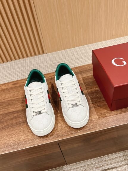 𝙂𝙪𝙘𝙘𝙞 𝘼𝙘𝙚# Gucci new white shoes couples models casual sneakers nAce series sneakers Continuing the brand's narrative, craftsmanship to achieve the main products of the new series presents the characteristics of the low-top design, with chic details, a new interpretation of the sneaker version of the lace-up fastening decorated with "ACE" metal tag, thickening the structure of the exquisite molding of a sturdy shoe Gucci classic red and green stripes webbing makes the whole design more attractive n Delivery Exclusive exquisite packaging 🛍📦n▪️Fabric: Original Imported First Layer Cowhiden▪️Lining: Original Customized Soft Sheepskinn▪️Sole: Original Molded TPU Slip Resistant Outsolen▪️Sole Thickness: 3CMn▪️Size: Women's 35-40 n/ Men's 39-45