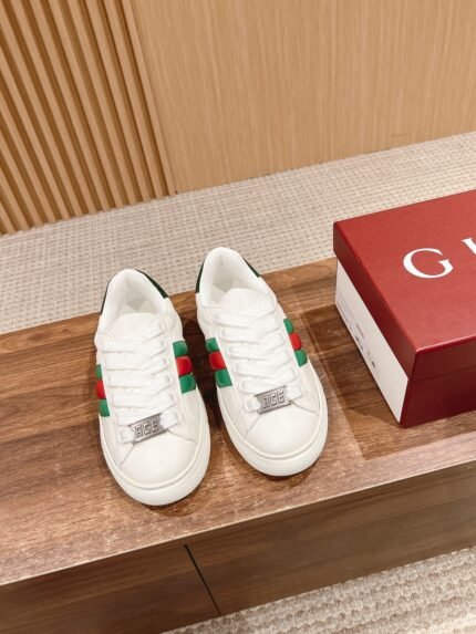 #Men's 𝐆𝐔𝐂𝐂𝐈 𝐀𝐂𝐄#Gucci new bread white shoes casual sneakers nAce series Sneakers continue the brand's narrative, craftsmanship to achieve the main single product of the new series presents the characteristics of the low-top design, with chic details, a new interpretation of the sneaker version of the lace-up fixation decorated with "ACE" metal tag, thickening the structure of the exquisite molding of a sturdy shoe Gucci classic red and green stripes webbing makes the whole design more charming n distribution counter exquisite! Packaging🛍📦n▪️Fabric: Original Imported First Layer Cowhiden▪️Lining: Original Customized Soft Sheepskinn▪️Sole: Original Molded TPU Slip Resistant Outsolen▪️Thickness of Sole: 3CMn▪️Size: 39-44 (38/45....custom made, non-returnable)