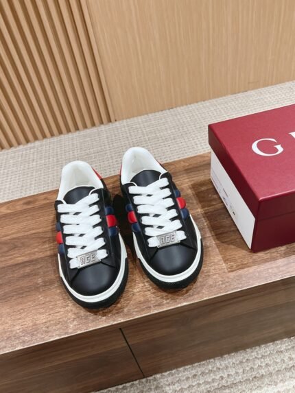 #Men's 𝐆𝐔𝐂𝐂𝐈 𝐀𝐂𝐄#Gucci new bread white shoes casual sneakers nAce series Sneakers continue the brand's narrative, craftsmanship to achieve the main single product of the new series presents the characteristics of the low-top design, with chic details, a new interpretation of the sneaker version of the lace-up fixation decorated with "ACE" metal tag, thickening the structure of the exquisite molding of a sturdy shoe Gucci classic red and green stripes webbing makes the whole design more charming n distribution counter exquisite! Packaging🛍📦n▪️Fabric: Original Imported First Layer Cowhiden▪️Lining: Original Customized Soft Sheepskinn▪️Sole: Original Molded TPU Slip Resistant Outsolen▪️Thickness of Sole: 3CMn▪️Size: 39-44 (38/45....custom made, non-returnable)