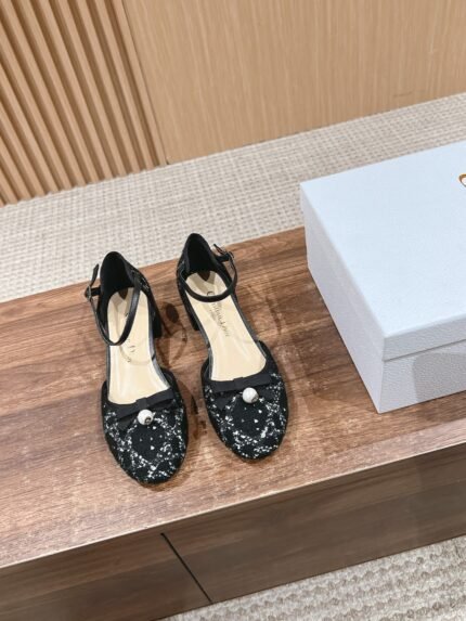 𝐂𝐡𝐫𝐢𝐬𝐭𝐢𝐚𝐧 𝐃 𝐢𝐨𝐫#Dior 2025 Spring/Summer new pearl sandals Lambskin upper, do the classic diamond lattice embroidery, with a small pearl, and a feminine single product Sheepskin lining, cowhide sole nSize: 35-39 (40/41 customized non-returnable)