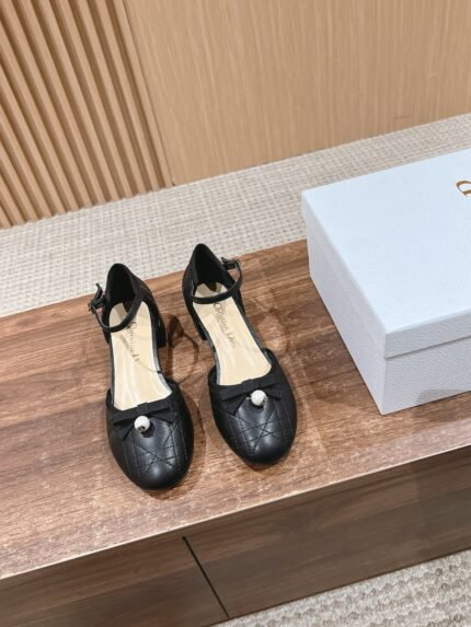 𝐂𝐡𝐫𝐢𝐬𝐭𝐢𝐚𝐧 𝐃 𝐢𝐨𝐫#Dior 2025 Spring/Summer new pearl sandals Lambskin upper, do the classic diamond lattice embroidery, with a small pearl, and a feminine single product Sheepskin lining, cowhide sole nSize: 35-39 (40/41 customized non-returnable)