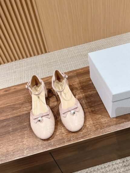 𝐂𝐡𝐫𝐢𝐬𝐭𝐢𝐚𝐧 𝐃 𝐢𝐨𝐫#Dior 2025 Spring/Summer new pearl sandals Lambskin upper, do the classic diamond lattice embroidery, with a small pearl, and a feminine single product Sheepskin lining, cowhide sole nSize: 35-39 (40/41 customized non-returnable)