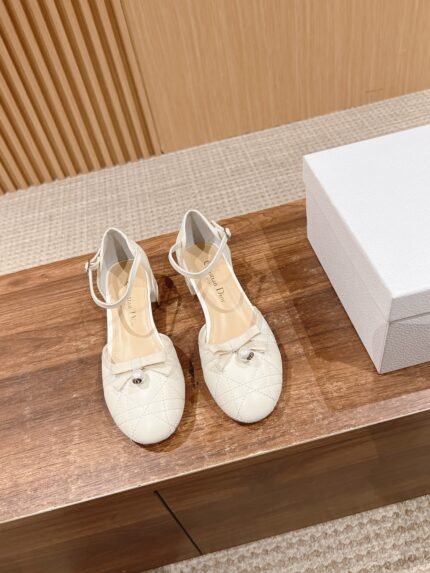 𝐂𝐡𝐫𝐢𝐬𝐭𝐢𝐚𝐧 𝐃 𝐢𝐨𝐫#Dior 2025 Spring/Summer new pearl sandals Lambskin upper, do the classic diamond lattice embroidery, with a small pearl, and a feminine single product Sheepskin lining, cowhide sole nSize: 35-39 (40/41 customized non-returnable)