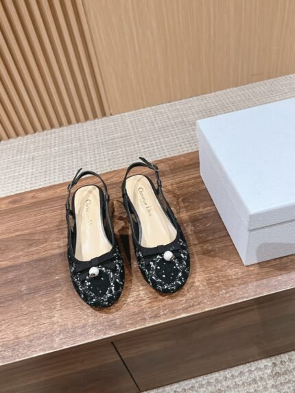 𝐂𝐡𝐫𝐢𝐬𝐭𝐢𝐚𝐧 𝐃 𝐢𝐨𝐫#Dior 2025 Spring/Summer new pearl sandals Lambskin upper, do the classic diamond lattice embroidery, with a small pearl, and a feminine single product Sheepskin lining, cowhide sole nSize: 35-39 (40/41 customized non-returnable)