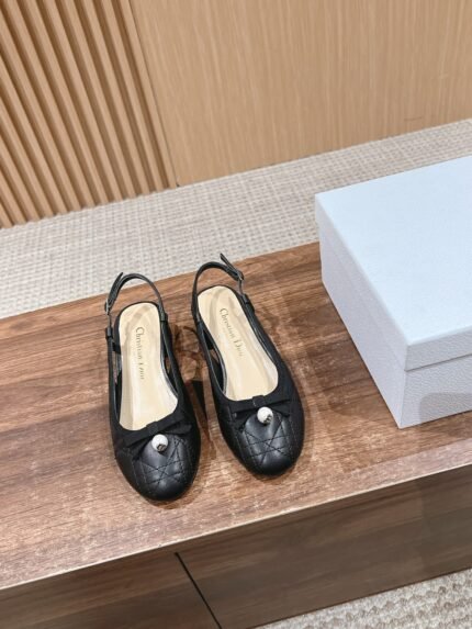 𝐂𝐡𝐫𝐢𝐬𝐭𝐢𝐚𝐧 𝐃 𝐢𝐨𝐫#Dior 2025 Spring/Summer new pearl sandals Lambskin upper, do the classic diamond lattice embroidery, with a small pearl, and a feminine single product Sheepskin lining, cowhide sole nSize: 35-39 (40/41 customized non-returnable)