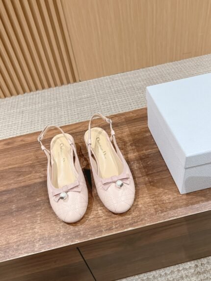 𝐂𝐡𝐫𝐢𝐬𝐭𝐢𝐚𝐧 𝐃 𝐢𝐨𝐫#Dior 2025 Spring/Summer new pearl sandals Lambskin upper, do the classic diamond lattice embroidery, with a small pearl, and a feminine single product Sheepskin lining, cowhide sole nSize: 35-39 (40/41 customized non-returnable)