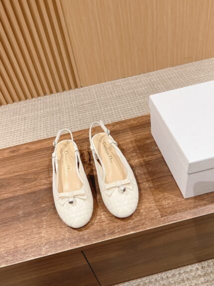 𝐂𝐡𝐫𝐢𝐬𝐭𝐢𝐚𝐧 𝐃 𝐢𝐨𝐫#Dior 2025 Spring/Summer new pearl sandals Lambskin upper, do the classic diamond lattice embroidery, with a small pearl, and a feminine single product Sheepskin lining, cowhide sole nSize: 35-39 (40/41 customized non-returnable)