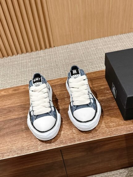 🌟 𝐌𝐌𝐌𝐘 𝐱 𝐀𝐌𝐈𝐑𝐈 Mihara Kanyu Co-branded Bone Shoes Couples Casual sneakers shoes shoes nn Designer bold conception, combined with the trend of the times breath, perfect out, super comfortable and versatile, the new sports style design, can be described as perfect, a number of celebrities netroots for his endorsement nnMaterials: Upper the original molding of imported canvas nn/imported cowhide Outsole: the original molding of the steel print pU combination outsole nnSize: # female 35-40 (female 40 customized non-returnable)n # male 39-45 (male 45 customized non-returnable)