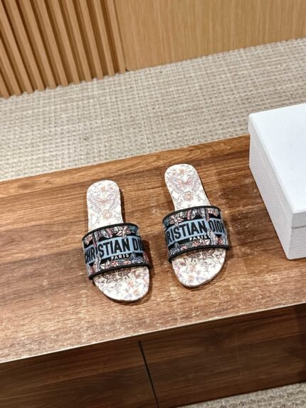 𝐂𝐡𝐫𝐢𝐬𝐭𝐢𝐚𝐧 𝐃 𝐢𝐨𝐫# Dior Spring and Summer New Upgraded Embroidery Slippers, these slippers are really good to wear and look good, this year's color is really super beautiful, every color want to enter Invincible white Leather outsole Size:35-39 🉑 Customized size 40-42