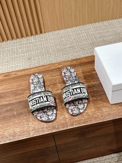 𝐂𝐡𝐫𝐢𝐬𝐭𝐢𝐚𝐧 𝐃 𝐢𝐨𝐫# Dior Spring and Summer New Upgraded Embroidery Slippers, these slippers are really good to wear and look good, this year's color is really super beautiful, every color want to enter Invincible white Leather outsole Size:35-39 🉑 Customized size 40-42