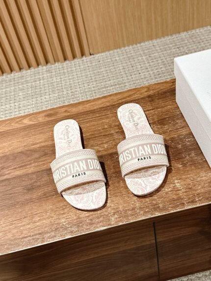 𝐂𝐡𝐫𝐢𝐬𝐭𝐢𝐚𝐧 𝐃 𝐢𝐨𝐫# Dior Spring and Summer New Upgraded Embroidery Slippers, these slippers are really good to wear and look good, this year's color is really super beautiful, every color want to enter Invincible white Leather outsole Size:35-39 🉑 Customized size 40-42