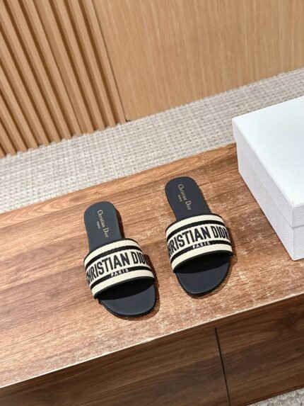 𝐂𝐡𝐫𝐢𝐬𝐭𝐢𝐚𝐧 𝐃 𝐢𝐨𝐫# Dior Spring and Summer New Upgraded Embroidery Slippers, these slippers are really good to wear and look good, this year's color is really super beautiful, every color want to enter Invincible white Leather outsole Size:35-39 🉑 Customized size 40-42