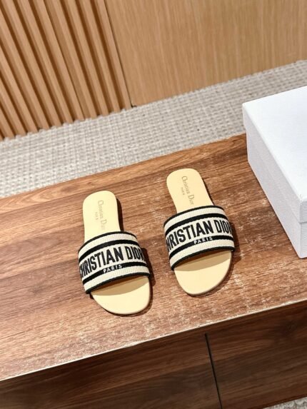 𝐂𝐡𝐫𝐢𝐬𝐭𝐢𝐚𝐧 𝐃 𝐢𝐨𝐫# Dior Spring and Summer New Upgraded Embroidery Slippers, these slippers are really good to wear and look good, this year's color is really super beautiful, every color want to enter Invincible white Leather outsole Size:35-39 🉑 Customized size 40-42