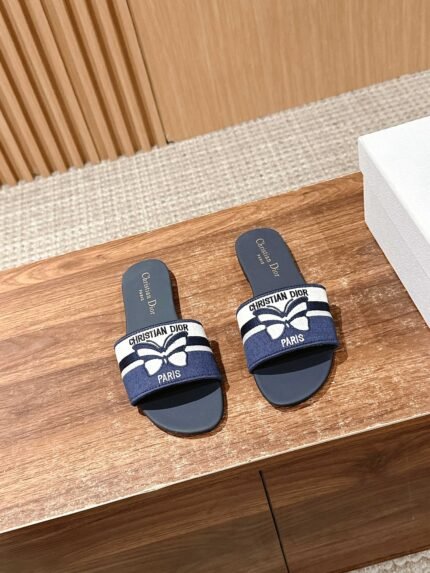 𝐂𝐡𝐫𝐢𝐬𝐭𝐢𝐚𝐧 𝐃 𝐢𝐨𝐫# Dior Spring and Summer New Upgraded Embroidery Slippers, these slippers are really good to wear and look good, this year's color is really super beautiful, every color want to enter Invincible white Leather outsole Size:35-39 🉑 Customized size 40-42