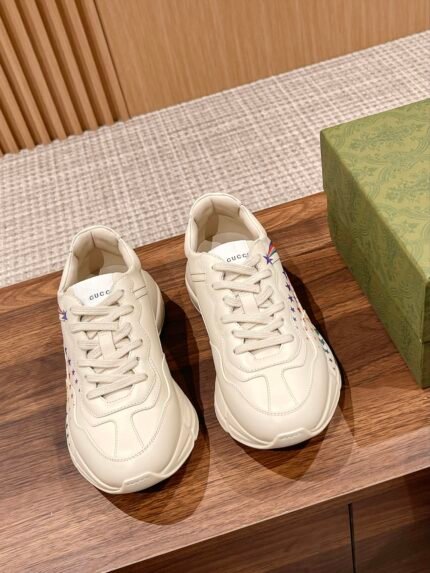 ✨ 𝗚𝘂𝗰𝗰𝗶# The product is constantly upgraded, both in kind, or pictures, are upgraded, the quality of the ascending not to increase the price, the more we do closer to the authentic Dongguan sources The highest version of the Rhyton classic pops shoes series of couples models Shoe sole Thick sole 5cm nSize: women's shoes 35-39 men's shoes 39-44 nnHigh-end goods to distinguish the market in the upper version of the goods quality to see the actual shooting details in place original 1:1 molding big goods feel good weight standard main factory advantage source of goods Hauyau dozens of authentic development of the official website synchronized launch of the new color updates the fastest speed of the color of the most complete colors The most important thing is that we dozens of color all the stock stock stock stock stock stock, the source of supply is stable! Assured push quality details circle points as follows (1) men's shoes heel LOGO, women's shoes no LOGO, men's shoes toe go double line, women's shoes go single line (2) outsole bottom piece changed into a double combination of the bottom (3) facial stitching with the original version of the same (4) the original version of the upper cowhide, lining lambskin (5) the sole of the small holes in the TPU material plus wear-resistant foam (anti-wear cushioning) (6) upgraded high-quality non-fading 5D (6) Upgrade high-quality and colorfast 5D computer synthetic printing technology (7) Upgrade the effect of the old authentic consistent effect (8) The original box and original packaging supporting the upgraded box with the original consistent chip (9) Upper violet fluorescent anti-counterfeiting line outside the midsole line laser anti-counterfeiting insoles insole midsole fluorescent light has two circle points (10) Different graffiti pattern leather color is different all the right version of the different patterns of the cloth markers are also different different patterns, different lining pattern is also different, different leather color grades are different (12) The midsole of the sole of the different leather color gradation is also different, different patterns, different lining pattern is also different. Ultimate perfection (12) The midsole fabric is also our own molded two-color printing effect between the real and the imaginary A few dollars of midsole fabric should also be the same version of the only one in the market (13) The outsole is the original version of the original private molded outsole with convex and concave The opposite version of the non-market common parallel soles (14) Anti-counterfeiting scanning code (15) There are too many details to be listed.