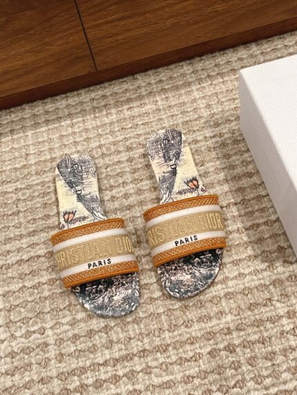 𝐃𝐈𝐎𝐑 Dior spring and summer new upgraded embroidery slippers, these slippers are really good to wear and look good, this year's color is really super beautiful, each color want to enter invincible white Leather outsole Size:35-39 🉑 customized size 40-42