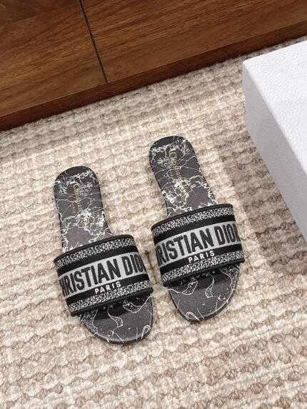 𝐃𝐈𝐎𝐑 Dior spring and summer new upgraded embroidery slippers, these slippers are really good to wear and look good, this year's color is really super beautiful, each color want to enter invincible white Leather outsole Size:35-39 🉑 customized size 40-42