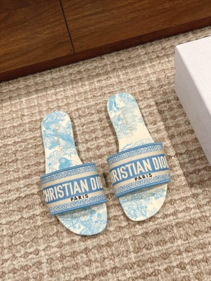 𝐃𝐈𝐎𝐑 Dior spring and summer new upgraded embroidery slippers, these slippers are really good to wear and look good, this year's color is really super beautiful, each color want to enter invincible white Leather outsole Size:35-39 🉑 customized size 40-42