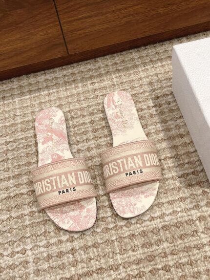 𝐃𝐈𝐎𝐑 Dior spring and summer new upgraded embroidery slippers, these slippers are really good to wear and look good, this year's color is really super beautiful, each color want to enter invincible white Leather outsole Size:35-39 🉑 customized size 40-42