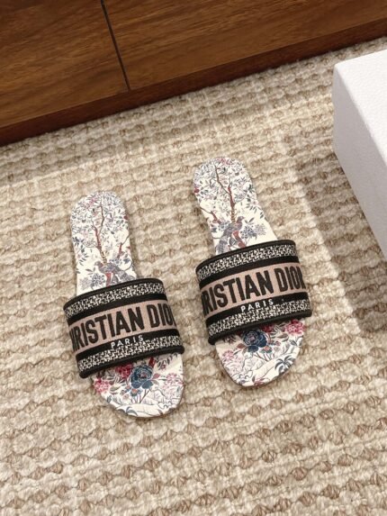 𝐃𝐈𝐎𝐑 Dior spring and summer new upgraded embroidery slippers, these slippers are really good to wear and look good, this year's color is really super beautiful, each color want to enter invincible white Leather outsole Size:35-39 🉑 customized size 40-42