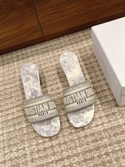 𝐃𝐈𝐎𝐑 Dior spring and summer new upgraded embroidery slippers, these slippers are really good to wear and look good, this year's color is really super beautiful, each color want to enter invincible white Leather outsole Size:35-39 🉑 customized size 40-42
