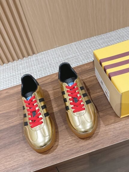 𝐆𝐮𝐜𝐜𝐢 x 𝐀𝐝𝐢𝐝 𝐚𝐒 Gucci - Adi Shamrock co-branded model de trainers 👟 Italian Fashion Week runway pop-up exclusive first #correct edition ✔️ classic retro GAZELLE trainers, retaining the classic three bars at the same time, through canvas, suede, glossy leather and other elements such as the G family logo and other elements of the color scheme, to release a variety of The G family logo and other elements of color matching, releasing a variety of plasticity! Original development 〰️ All details are consistent with the original version of the original molded 𝐓𝐏𝐔 soft rubber Oxford outsole 𝐒𝐢𝐳𝐞. 𝟑𝟓-𝟒𝟎/𝟑𝟗𝟗𝟒𝟓 (Women𝟒) 𝟎/Men𝟒𝟓 customized non-refundable)